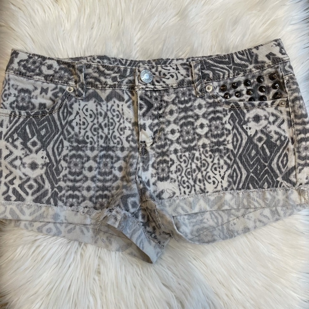 💜 5 for $25 or 3 for $18 Mossimo gray and white studded Aztec jean shorts